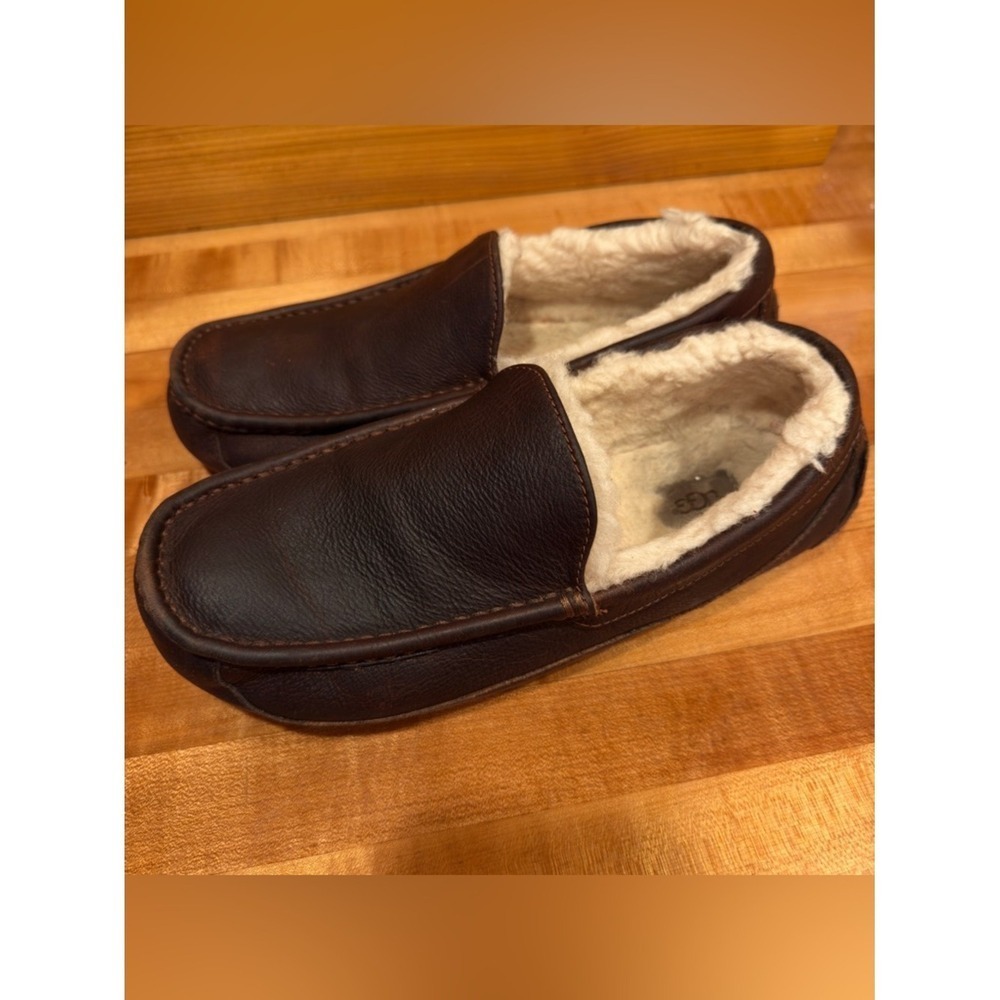 UGG Men's Ascot Leather Slippers sz 10